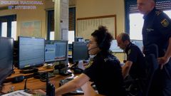 Agentes de la Polic�a Nacional en la sala del 091 de Oviedo