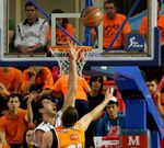 Oriol Junyent intenta taponar a Sergio S�nchez, uno de los bases del Fuenlabrada, la pasada campa�a.