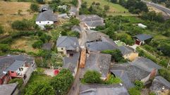 Uno de los camiones perdidos ayer en Abrence trata de pasar entre las casas, en una imagen captada desde un dron