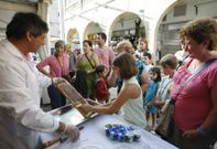 El programa conserva los obradoiros de extracci�n de miel, de lunes a jueves a las 19.30 h. 