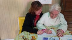 Anciana con alzheimer hace un dibujo de apoyo a los trabajadores durante la crisis del coronavirus
