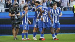 Aubameyang celebra con sus compa�eros despu�s del segundo gol del Deportivo.