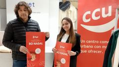 Ricardo Arias, presidente de ACES, e Iria Vila, empleada de la tienda Duet Moda, presentaron la campa�a navide�a.