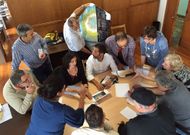 El jurado, analizando ayer la veintena de propuestas presentadas al certamen. 