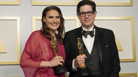  Alice Doyard y Anthony Giacchino posan con la estatuilla a mejor cortometraje documental por el filme Colette