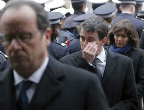 Valls se seca las lgrimas tras el emotivo homenaje a los tres policas asesinados. 