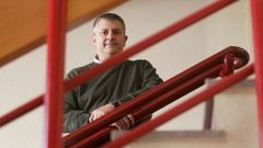 Andr�s Pi��n, retratado en las escaleras de la Polit�cnica Superior, donde tendr� su sede la futura Escuela de Ingenier�a