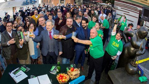  El alcalde de Oviedo, Wenceslao L�pez (4i), durante el acto organizado hoy en distintas localidades de Asturias para que la sidra, bebida emblem�tica del Principado, alcance la consideraci�n de ser patrimonio inmaterial de la humanidad de la Unesco.