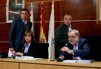 Ca��s (a la izquierda, de pie) abandona el pleno mientras Julio Sacrist�n pide respeto al p�blico.