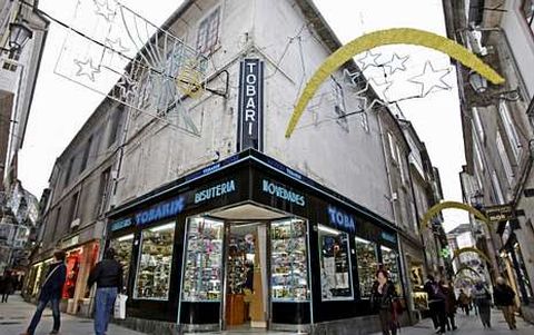 <span lang= es-es >An sin la luz de Navidad</span>. 16 calles tendrn alumbrado de bajo consumo hasta el 6 de enero. Los comerciantes aportan el 40% del gasto y el Concello de Lugo colabora con 20.000 euros.