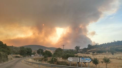 Vista del incendio desde la salmantina Serradilla del Arroyo