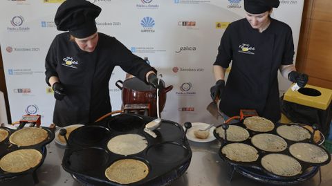 Isabel Tejo y Liliana Voicu, de origen rumano, prepararon filloas en la presentacin en el CIFP Compostela