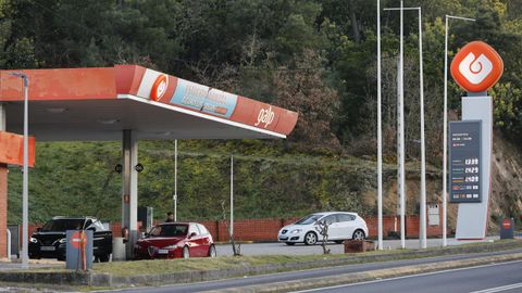 Las gasolineras de autoservicio (en la imagen, una en Barbadás) ofrecen precios más bajos.