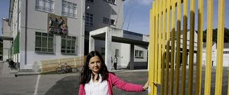 La directora, Beatriz Gonz�lez-Moro, ante el edificio principal. 
