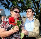 Manuel V�zquez regala una flor a su madre a modo de reconocimiento a su labor.