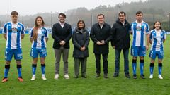 Futbolistas de las plantillas masculina y femenina del Deportivo posan junto a Massimo Benassi, Michelle Clemente Escotet, Valent�n Gonz�lez Formoso y Antonio Leira