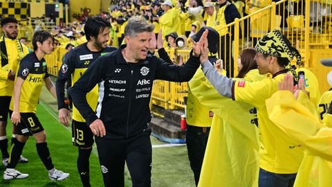 Ricardo Rodrguez saluda a un aficionado como tcnico del Kashiwa Reysol japons.