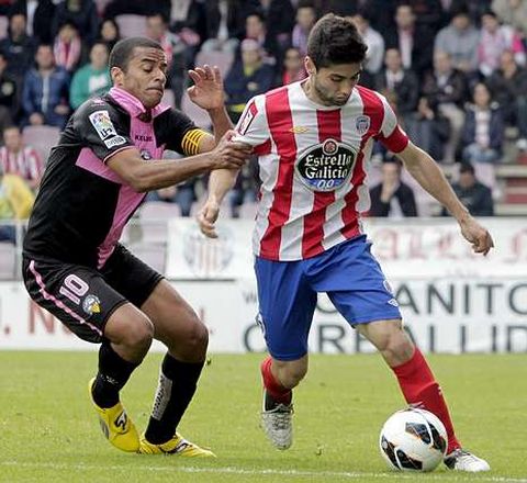 Manu conduce el bal�n ante un jugador del Sabadell.