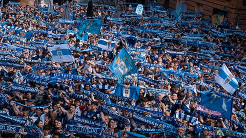 Cientos de personas durante la celebraci�n del ascenso a Primera Divisi�n del Real Oviedo