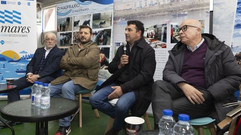 Antonio Otín, Jorge Guitián, Francisco Charlín y Xosé Regueira, durante su intervención en la lonja laxense