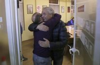 <span lang= es-es >De los abrazos a la incomunicaci�n</span>. Tras conocer el resultado de las primarias, Pachi V�zquez y V�zquez Barquero se abrazaron y dedicaron buenas palabras, pero despu�s no han hablado para elaborar la lista electoral. Pese a todo, el ganador defiende a su rival ante sus problemas judiciales. 