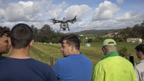 Centro de Formaci�n e Experimentaci�n Agraria de Sergude (Boqueix�n). Demostraci�n de alumnos manejando maquinaria de �ltima tecnolog�a para distintas labores del campo