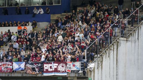 Muchos aficionados granates se desplazaron este sábado a Ourense para seguir un partido que acabó en empate