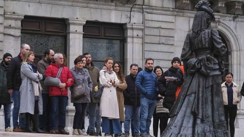 Turistas ante la estatua de La Regenta en la Plaza de la Catedral de Oviedo 