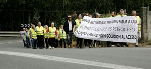 Los vecinos recorrieron un tramo de la v�a a Mes�n do Vento. 