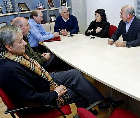 El consejo de administraci�n del Pontevedra durante una reuni�n en la sede del club.
