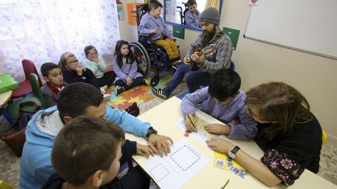 Alumnos de enseñanza especial del San Rosendo con el profesor de música: Fausto Escrigas