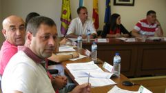 En primer t�rmino, los ediles de Tega y, al fondo a la derecha, el alcalde Jos� Antonio Ucha Velo. 