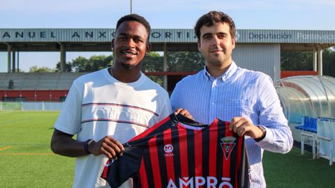 El delantero Mesfin G�mez posando junto al presidente del CD Lal�n, Guillermo Fern�ndez.