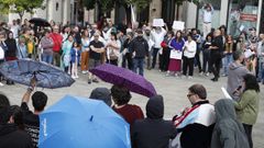 Algo ms de un centenar de personas protestaron este domingo en Monforte por el ataque. 