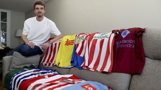 Manu Barreiro, este mi&eacute;rcoles en su domicilio con las camisetas de los equipos en los que jug&oacute;.