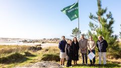 La conselleira de Medio Ambiente y el alcalde de Carnota (en el centro) presidieron el izado de la bandera verde
