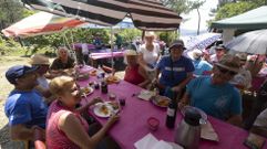 La comida de las amas de casa de Ponteceso reuni� a ochenta socias en Balar�s