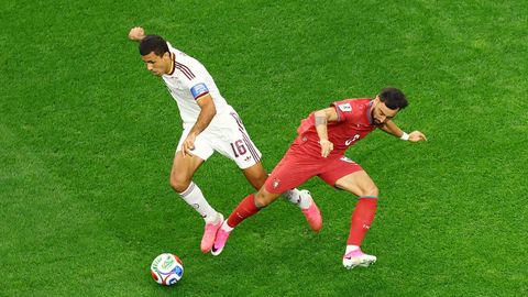 Rodri luchando el bal�n con Bruno Fernandes