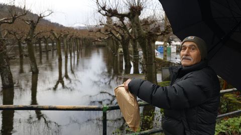 Pedro, vecino de Vilaza, frente a la Alameda inundada