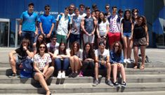 Los alumnos ceenses, frente al Oceanogr�fico de Valencia.