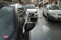 Uno de los veh�culos con el ticket casero aparcado ayer en la calle Ramiranes. 