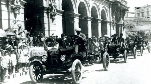 RETROSPECTIVA DE UN DESFILE DE UNA 
EXPOSICI�N DE  OCHES EN LA PLAZA DE MAR�A PITA