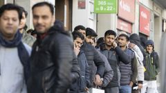 El proceso de regularizaci�n de inmigrantes aprobado por el Gobierno ha provocado largas colas en el consulado de Pakist�n en Barcelona para pedir documentos requeridos para iniciar los tr�mites.