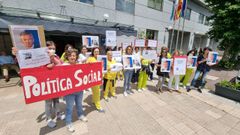 Un grupo de trabajadoras se concentraron este viernes en el exterior de la Residencia de Maiores de Campolongo, en Pontevedra