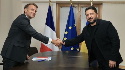 El presidente ucraniano, Volod�mir Zelenski, saluda a Emmanuel Macron en Bruselas. 