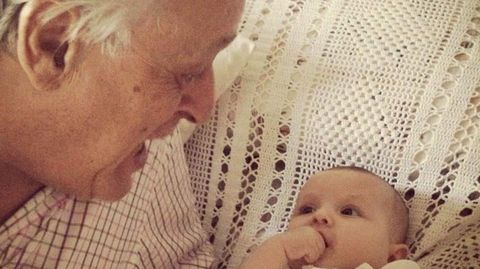 Juan Ram�n Blanco, hace ya unos a�os, observando a su nieta Carmen. 