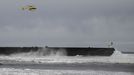 Olas de gran tamao rompen contra el faro del puerto de San Esteban en Muros de Naln