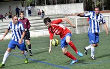 Los jugadores del San Lorenzo (de rojo) fueron superiores al Carnota en Lomb�ns. 