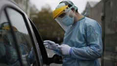 Prueba PCR del coronavirus en el autocovid del Ventorrillo, en A Coru�a. Imagen de archivo