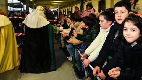 Centenares de nios aguardaban a los Reyes Magos en la estacin monfortina